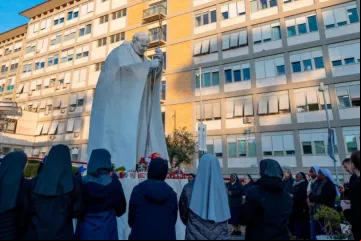 Dezenas de católicos rezam o rosário em frente ao hospital Gemelli pela saúde do papa Francisco