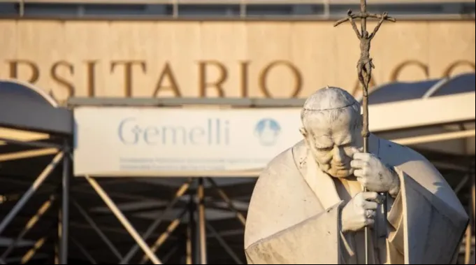 Estátua do papa são João Paulo II em frente ao Hospital Gemelli ?? 