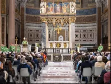 Cardeal Baldassare Reina celebra missa ontem (23) pelo papa Francisco na basílica de São João de Latrão, em Roma.