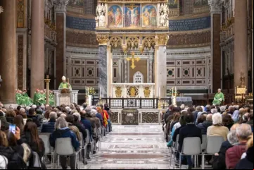 Cardeal Baldassare Reina celebra missa pelo papa Francisco na basílica de São João de Latrão