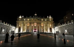 Via Sacra à luz de velas na praça de São Pedro na Sexta-feira Santa de 2021.