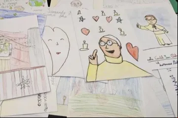 Cartões de melhoras de crianças em idade escolar para o papa Francisco são vistos no Vaticano