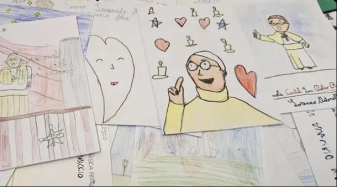 Cartões de melhoras de crianças em idade escolar para o papa Francisco são vistos no Vaticano ?? 