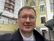 Dom Visvaldas Kulbokas em frente à nunciatura em Kiev, Ucrânia.