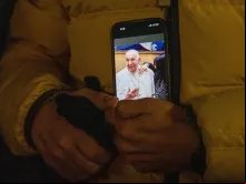 Centenas de fiéis rezam terço todas as noites às 21h (17h, no horário de Brasília) pelo papa Francisco na praça de São Pedro, no Vaticano.