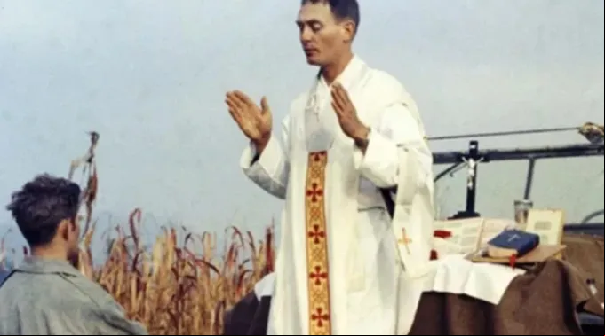 Padre Emil Kapaun usa o capô de um jipe como altar para celebrar missa em 7 de outubro de 1950 ?? 
