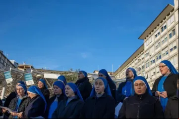 O papa Francisco apresentou hoje “uma melhora leve e contínua”