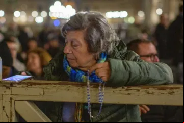 Centenas de fiéis rezam o terço todos os dias pela recuperação do papa Francisco na praça de São Pedro