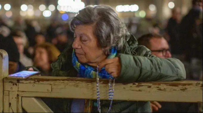 Centenas de fiéis rezam o terço todos os dias pela recuperação do papa Francisco na praça de São Pedro ?? 