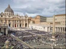 Peregrinos se reúnem na praça de São Pedro, no Vaticano, para uma missa e canonização de 14 novos santos em 20 de outubro de 2024.