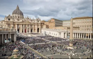 Peregrinos se reúnem na praça de São Pedro, no Vaticano, para uma missa e canonização de 14 novos santos em 20 de outubro de 2024.