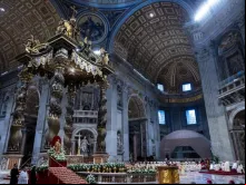 Missa da solenidade da Imaculada Conceição, com o baldaquino de Bernini e o altar papal decorado com flores brancas, na basílica de São Pedro, no Vaticano, em 8 de dezembro de 2024.