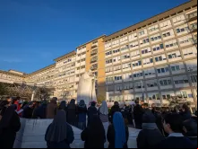 Fiéis rezam pela saúde e recuperação do papa Francisco na terça-feira (25) em frente ao Hospital Gemelli, em Roma.