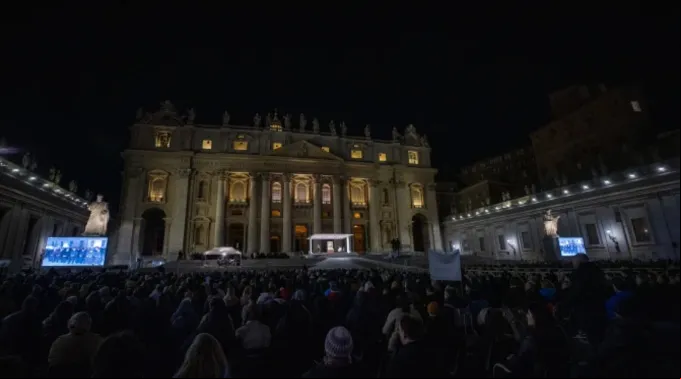 Multidões se reúnem para rezar o terço pela saúde do papa Francisco na praça de São Pedro ?? 