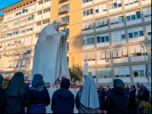 Dezenas de católicos rezam o Santo Rosário do lado de fora do Hospital Agostino Gemelli, em Roma.
