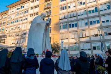 Dezenas de católicos rezam o Santo Rosário do lado de fora do Hospital Agostino Gemelli