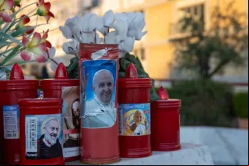 Velas com a imagem do papa Francisco em frente ao Hospital Gemelli