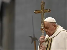 Papa Francisco reza em missa na solenidade da Epifania na Basílica de São Pedro, no Vaticano, em 6 de janeiro de 2025.