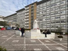 Fachada do Hospital Policlínico Agostino Gemelli, em Roma, onde o papa Francisco está internado desde 14 de fevereiro.
