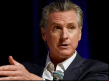 Gavin Newsom, governador do Estado da Califórnia, nos EUA, fala no East Los Angeles em Monterey Park, California, em 26 de fevereiro de 2025.