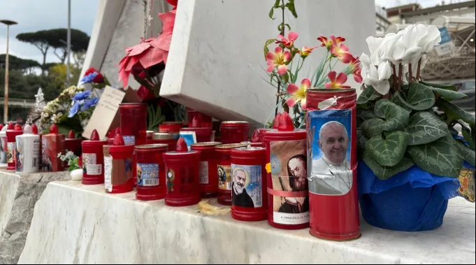Velas para o papa Francisco em frente ao Hospital Policlínico Agostino Gemelli ?? 
