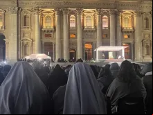 Fiéis rezam terço pelo papa Francisco.