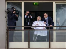 Papa Francisco fala aos fiéis do Hospital Agostino Policlínico Gemelli, em Roma, em 23 de março de 2025