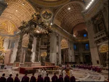 Baldaquino de Bernini sob a Cúpula da Basílica de São Pedro.
