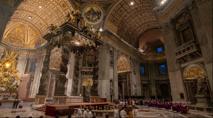 Baldaquino de Bernini sob a Cúpula da Basílica de São Pedro ?? 