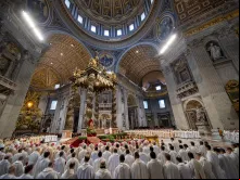 Cerca de 1,9 mil padres padres se reuniram hoje (17) com cardeais e bispos na basílica de São Pedro, no Vaticano, para a missa crismal da Quinta-feira Santa.