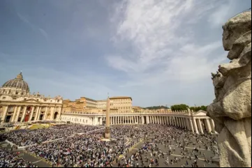 Vista panorâmica da praça de São Pedro repleta de fiéis participando da missa do Domingo de Páscoa no Vaticano em 2025