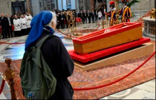 Irmã Genevieve Jeanningros reza hoje (23) em frente ao caixão com os restos mortais do papa Francisco, no Vaticano.