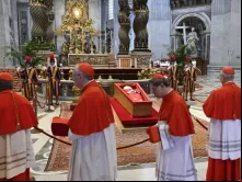 Cardeais am pelo corpo do papa Francisco na basílica de São Pedro, no Vaticano, na quarta-feira (23).