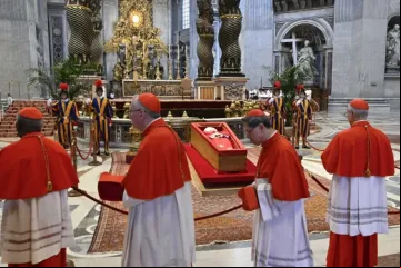 Cardeais am pelo corpo do papa Francisco na basílica de São Pedro
