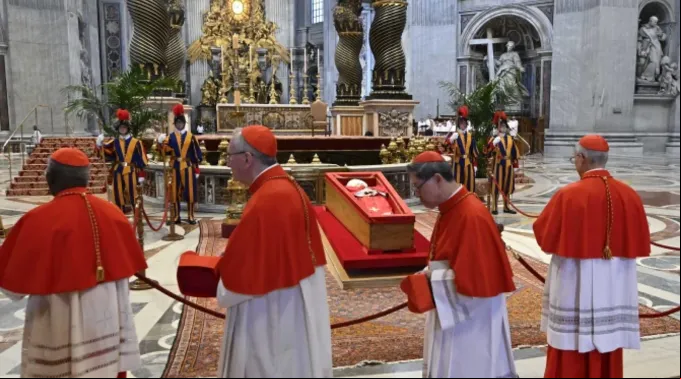 Cardeais am pelo corpo do papa Francisco na basílica de São Pedro ?? 