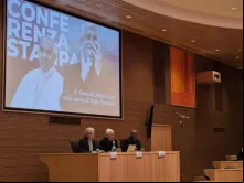 O padre Arturo Sosa, superior geral dos Jesuítas, ao centro, fala sobre o papa Francisco em entrevista coletiva ontem (24) na cúria geral dos Jesuítas, em Roma.