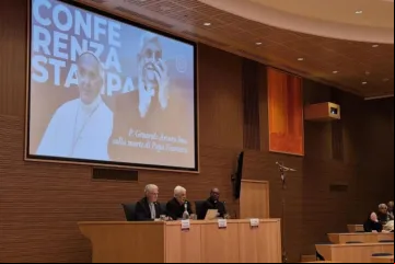 Padre Arturo Sosa fala sobre o papa Francisco em entrevista coletiva na cúria geral dos Jesuítas em 24 de abril de 2025
