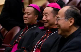Dom Joseph Guo Jincai (à esquerda) e dom Yang Xiaoting (à direita) na abertura da XV Assembleia Geral Ordinária do Sínodo dos Bispos.