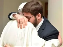 Papa Francisco abraça Daniel Ibáñez, fotógrafo da EWTN.