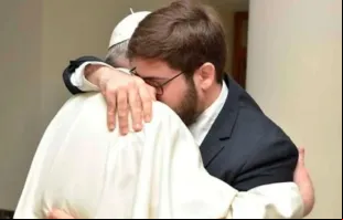 Papa Francisco abraça Daniel Ibáñez, fotógrafo da EWTN.