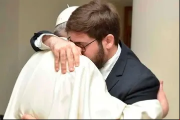 Papa Francisco abraça Daniel Ibáñez