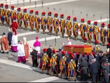 Translado do caixão do papa Francisco para a Basílica de São Pedro, no Vaticano.