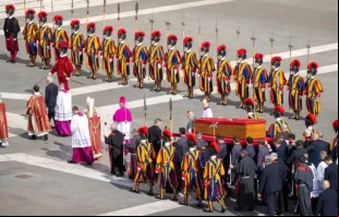 Translado do caixão do papa Francisco para a Basílica de São Pedro, no Vaticano.