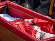 Imagem do caixão do papa Francisco na procissão da Casa Santa Marta até a basílica de São Pedro.