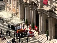 O caixão do papa Francisco é levado hoje (26) à basílica de Santa Maria Maior, em Roma.