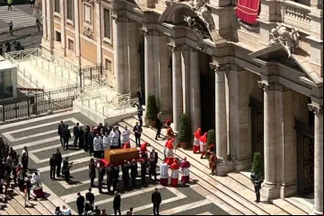 Caixão do papa Francisco é levado à basílica de Santa Maria Maior