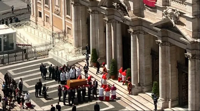Caixão do papa Francisco é levado à basílica de Santa Maria Maior ?? 