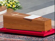 Caixão do papa Francisco na Praça de São Pedro.