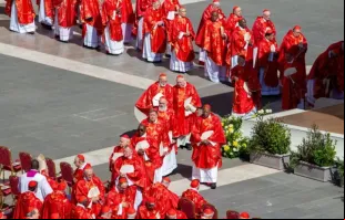 Cardeais em procissão, entre eles cardeais brasileiros que vão participar do conclave, no funeral do papa Francisco na Praça de São Pedro, no Vaticano, no último sábado (26).