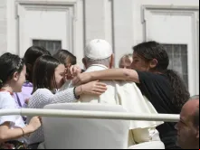 Papa Francisco cumprimenta jovens reunidos na Praça de São Pedro, no Vaticano, para sua audiência geral de quarta-feira, em 17 de abril de 2024.